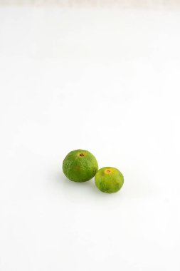 Lime ya da Limau (Citrus amblycarpa) beyaz arka planda izole edilmiştir. Kopyalama Uzayı ile iki Jeruk Sambel