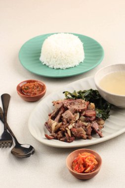 Se 'i Sapi veya Beef Sei Endonezya Geleneksel Tütsülenmiş Et, Kaynamış Cassava Yaprakları ve Sambal Luat veya Sambal Matah ile servis edilir. Endonezya, Nusa Tenggara 'dan tipik yiyecek.