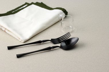 Masanın üzerine kaşık, çatal ve peçete, metin için boşluk kopyala 