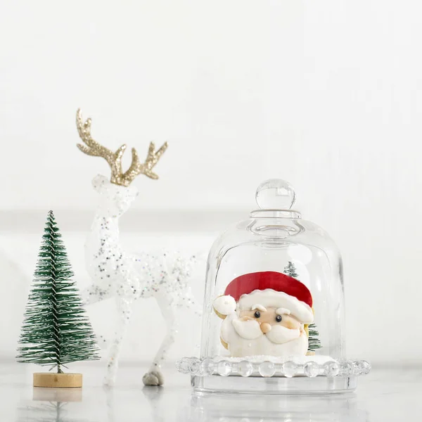 White Christmas Concept Weihnachtsmann Plätzchen Mit Puderzucker Kopierraum Für Text — Stockfoto