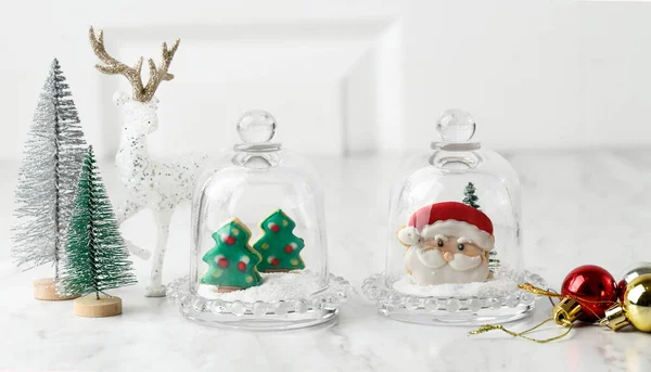 Conceito Natal Branco Bolachas Papai Noel Com Açúcar Gelado Espaço — Fotografia de Stock