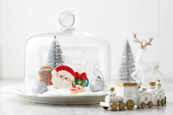 Conceito Natal Branco Bolachas Papai Noel Com Açúcar Espaço Cópia — Fotografia de Stock