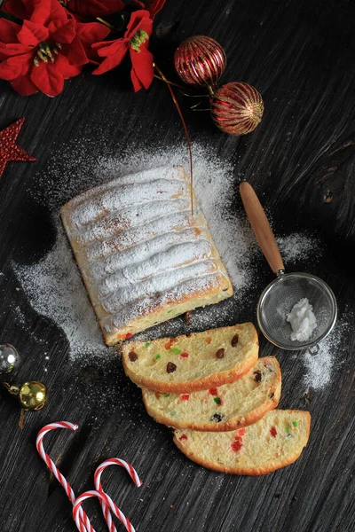 Christstollen Traditioneller Süßer Fruchtbrot Mit Puderzucker Weihnachtstisch Gedeckt Geschmückt Mit — Stockfoto