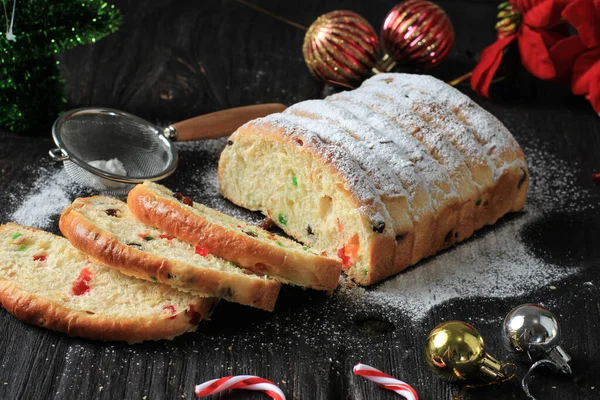 Christstollen Traditioneller Süßer Fruchtbrot Mit Puderzucker Weihnachtstisch Gedeckt Geschmückt Mit — Stockfoto