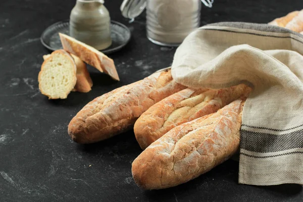 Siyah Mermer Masa Üzerine Fransız Ekmeği Metin Için Boşluğu Kopyala — Stok fotoğraf