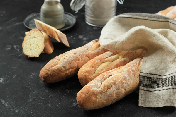 Soft French Baguette Pane Sulla Tabella Marmo Nero Copia Spazio — Foto Stock