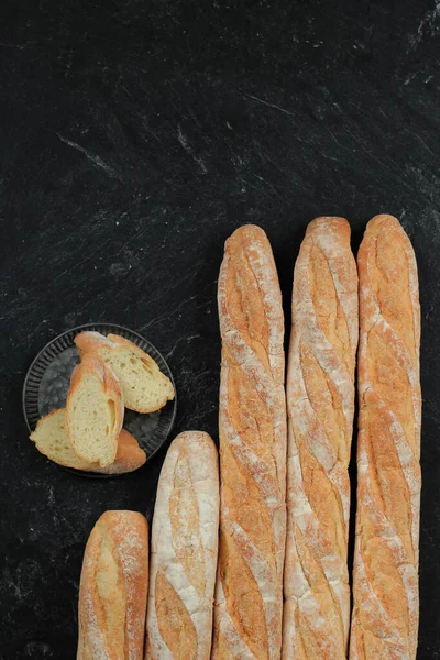 Pão Baguette Francês Tabela Mármore Preto Vista Superior Com Espaço — Fotografia de Stock