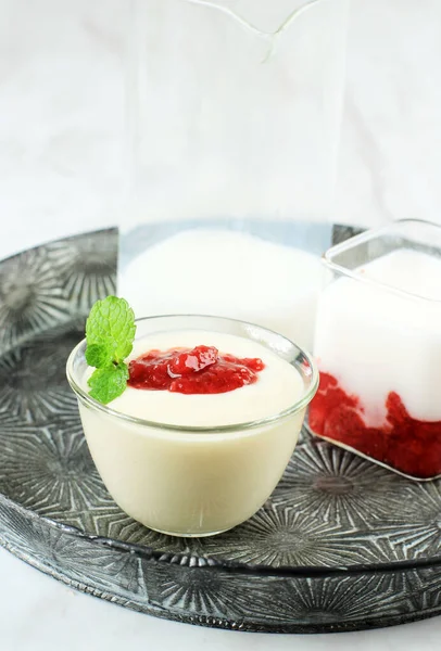 Jordbær Pannacota Mini Bowl Italiensk Traditionel Dessert Med Jelly Jordbær - Stock-foto