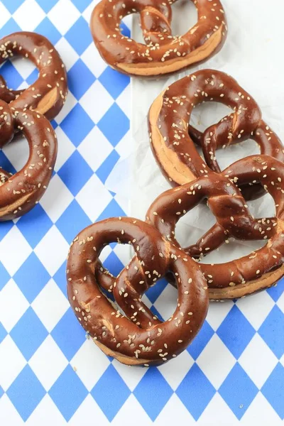 Ekim Festivali için Elmas Arkaplanındaki Bavyera Krakerleri 