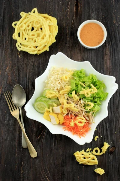 Asinan Betawi Sayuran Mentah Dan Dadih Salad Dengan Peanut Dressing — Stok Foto