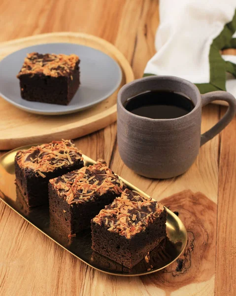 Stukken Fresh Brownie Met Shredded Cheese Erop Heerlijke Chocoladetaart Geserveerd — Stockfoto