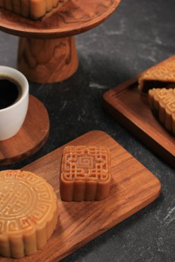Ay çöreği (Mooncake) Yeni Yıl ortası Ay Festivali sırasında çin çöreği, cafe ile servis edilir. Kara Mermer Masa Üzerinde Asya Fırını Konsepti