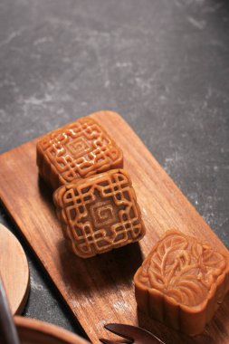 Seçili Odak Noktası Ay Şekli Keki (Mooncake) Yeni Yıl Ay Festivali sırasında Çin Tatlı Atıştırması. Beyaz Asya Fırını, Çay ile servis edilir. 