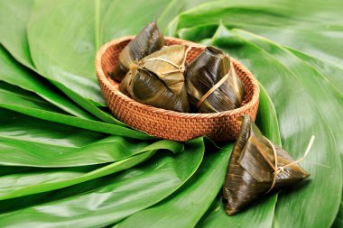 Hokkian Rice Dumpling Zongzi, Bakcang veya Bacang. Geleneksel Çin Yemeği Yeşil Yapraklı Bambu Ejderha Teknesi Festivali, Duanwu Festivali. Reklam için Tasarım Kavramı.