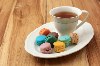 Tahta Masada Çay ile Mini Macaroon