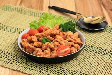 Ev yapımı lezzetli çıtır tavuk patlamış mısırı seramik tabakta