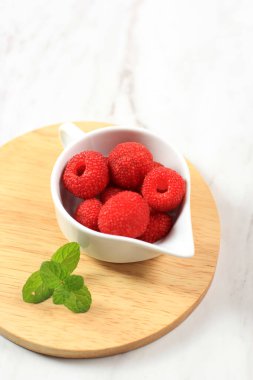 Beyaz Mini Bowl 'da Vahşi Kırmızı Ahududu 