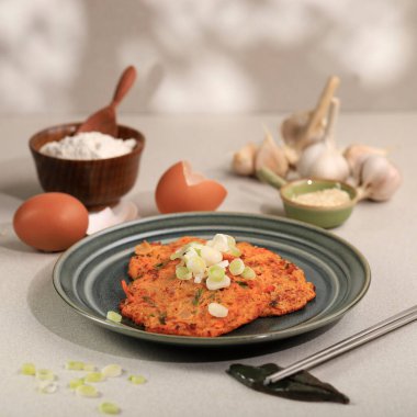 Kore yemeği, Kore gözlemesi Kimchi Jeon. Pan Fried Egg, Kimchi ve un. Kore Tatil Günü, Yeni Yıl Arifesi, Dongzhi Festivali (Kış Gündönümü) ya da Seollal 'de hizmet vermiştir (Kore Şükran Günü).)
