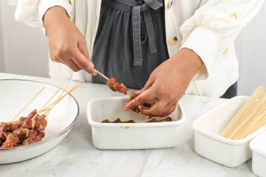 Ev yapımı Lamb Satay (Sate Kambing) Idul Adha Menüsü için hazırlanıyor. Sate Kambing Endonezya 'da popüler sokak yemekleri. Temiz Mutfak Konsepti