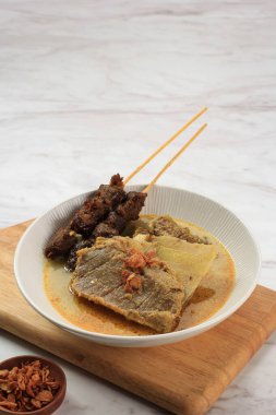 Gule Kambing Jawa Timur ya da Doğu Java Kuzu Köri, Kurban Bayramı için Lezzetli Menü. Genellikle Sate Kambing (koyun şişi) ile servis edilir, Metin için Boşluğu Kopyala