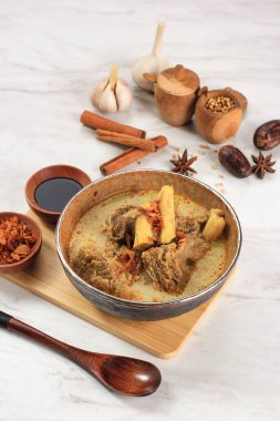 Gule Kambing Jawa Timur ya da Doğu Java Kuzu Köri, Kurban Bayramı için Lezzetli Menü. Genellikle Sate Kambing (Koyun Şişleri) ile servis edilir)