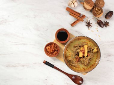 Top View Gule Kambing Jawa Timur veya East Java Lamb Curry, Kurban Bayramı için Lezzetli Menü. Genellikle Sate Kambing (koyun şişi) ile servis edilir, Metin için Boşluğu Kopyala