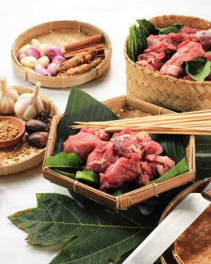 Endonezya yemeği, sığır eti ya da et, bambu çubuğu ve baharat yapmak. Sate ya da Satay, Endonezya 'da genellikle kuzu eti ve sığır etinden yapılan popüler sokak yiyeceğidir.