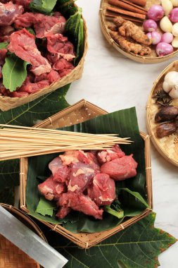 Üst Görünüm Malzemeleri Hazırlama Kuzu Satay (Sate Kambing), Papaya Yaprağı ile Çiğ Kuzu eti Sulu ve Yumuşak Et Yapımı, Kurban Menüsü