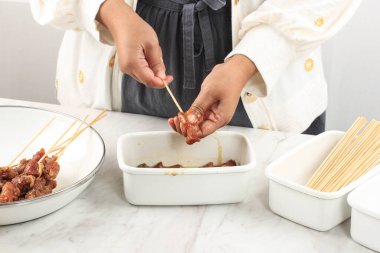 Ev yapımı Lamb Satay (Sate Kambing) Idul Adha Menüsü için hazırlanıyor. Sate Kambing Endonezya 'da popüler sokak yemekleri. Temiz Mutfak Konsepti