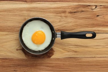 Mükemmel Yuvarlak Sarı Yumurta Yumurtası ile Sunny Side Yumurtası. Tahta Masada Üst Görünüm