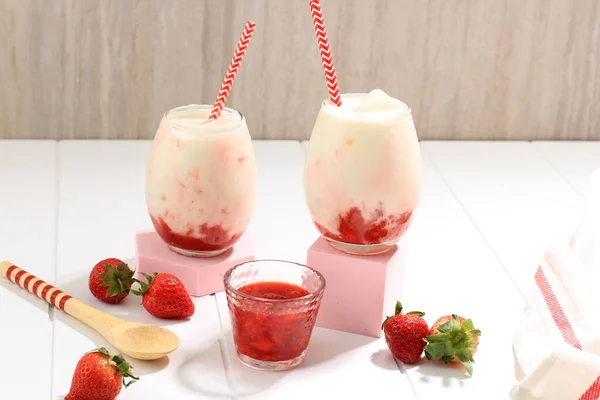 Zwei Gläser Frische Koreanische Erdbeermilch Mit Hausgemachter Erdbeerkompottsauce Auf Weißem — Stockfoto