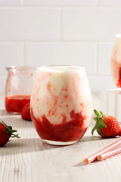 Koreanische Erdbeermilch Mit Hausgemachter Erdbeerkompottsauce Auf Weißem Hintergrund Home Café — Stockfoto