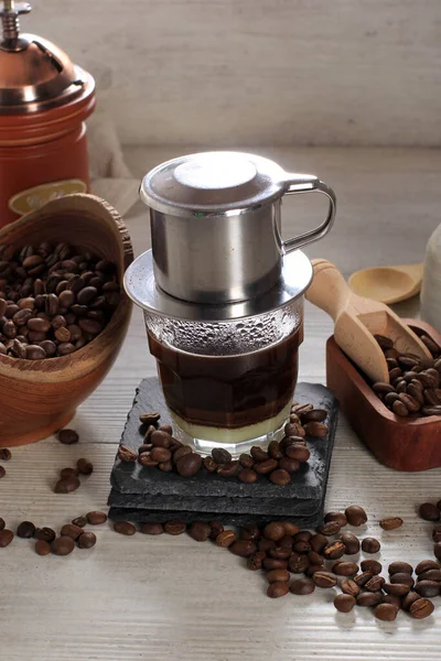 Vietnamesischer Kaffee Mit Kondensmilch Glasbechern Und Traditioneller Metallkaffeemaschine Phin Traditionelle — Stockfoto