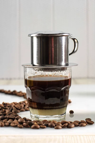 Vietnamesischer Kaffee Mit Kondensmilch Glasbechern Und Traditioneller Metallkaffeemaschine Phin Traditionelle — Stockfoto
