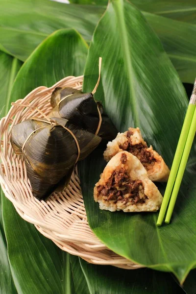 Zongzi Nebo Bakcang Bacang Čínské Pikantní Lepkavé Rýžové Knedlíčky Balení — Stock fotografie