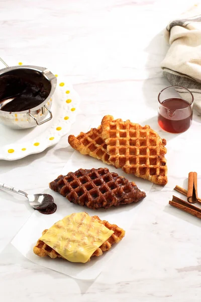 Geschmolzene Croffle Croisant Waffel Mit Verschiedenen Belägen Käse Schokolade Zucker — Stockfoto