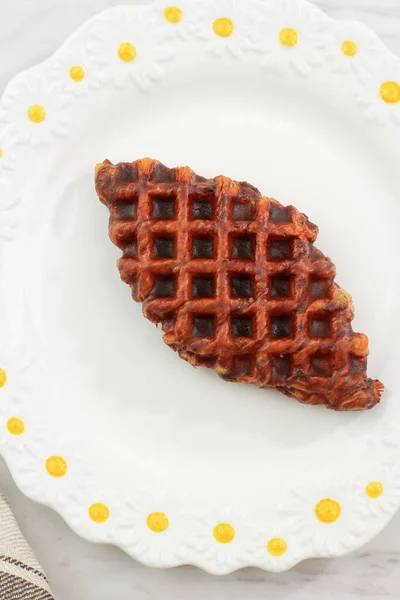 Chocolate Croffle Oder Croissant Waffle Auf Weißem Teller Croffle Ist — Stockfoto