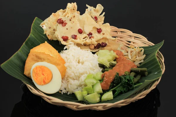 Pecel Традиционная Еда Восточной Центральной Явы Индонезии Made Mixed Steamed — стоковое фото