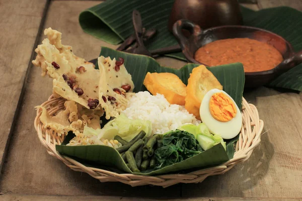 Nasi Pecel Plato Arroz Javanés Tradicional Arroz Vapor Con Ensalada —  Fotos de Stock