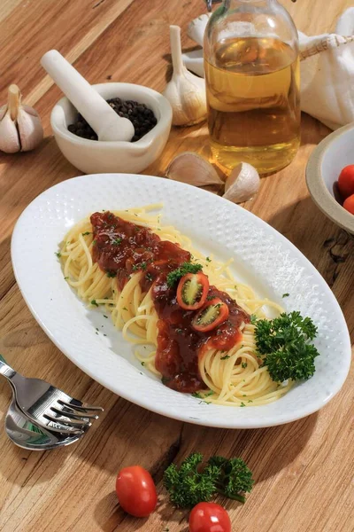 Heerlijke Spaghetti Geserveerd White Oval Plate Houten Tafel — Stockfoto