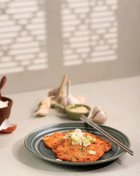 Koreaanse Pannenkoek Kimchi Jeon Pan Fried Egg Kimchi Bloem Geserveerd — Stockfoto
