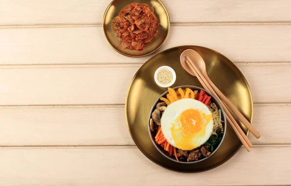 한국의 Bibimbap Mix Rice Topped Seasoned Vegetables Meat Sunny Side — 스톡 사진