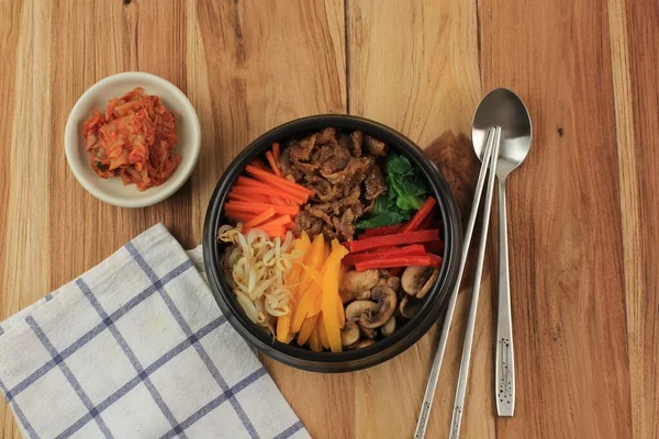 Bibimbap Salade Épicée Coréenne Riz Oeuf Frit Sur Dessus Style — Photo