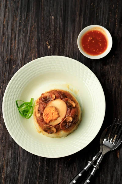 Endonezya usulü Tavuk Buharda Pilav (Nasi Tim Ayam), yarım haşlanmış yumurta ve kızarmış soya soslu tavuk. 