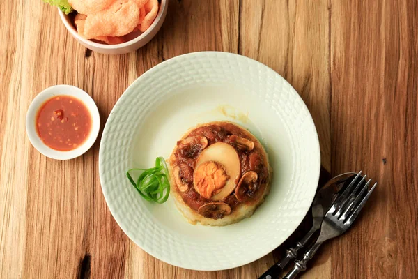 Soya sosu ve haşlanmış yumurta ile ev yapımı Nasi Tim Ayam Jamur (Tavuk ve Mushrom Buharlı Pirinç). Cracker ve Sambal 'la hizmet etmiş. Metin için Boşluğu Kopyala ile Üst Görünüm