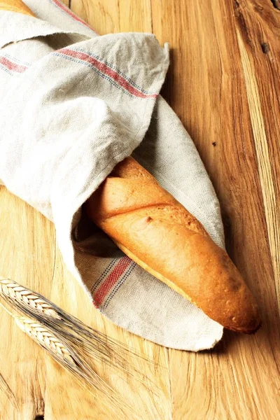 Pão Baguete Francês Mesa Madeira Foco Selecionado — Fotografia de Stock