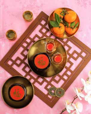 Nian Gao ayrıca Niangao Çin Yeni Yılı sırasında yenen bir tatlı pirinç keki. Aslında ayin törenlerinde sunum olarak kullanılıyordu. Çince Karakter Servet anlamına gelir