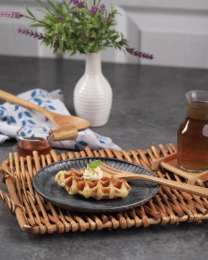 Gri Tabakta Düz Croffle Kruvasan Waffle