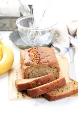 Yakın planda dilimlenmiş ev yapımı muzlu kek ekmeği. Dikey, Beyaz Rustik Biçim, Fırın Konsepti.