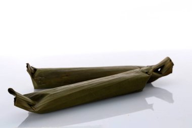 Lontong, Endonezya 'nın Muz Yaprakları' na sarılı, Beyaz Arkaplan 'da yaşayan geleneksel bir yiyecektir. Seçili Odaklanma 